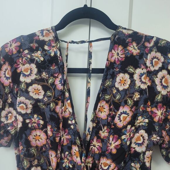 Band Of Gypsies Chic Floral V-Neck Playsuit, Small - Picture 5 of 9